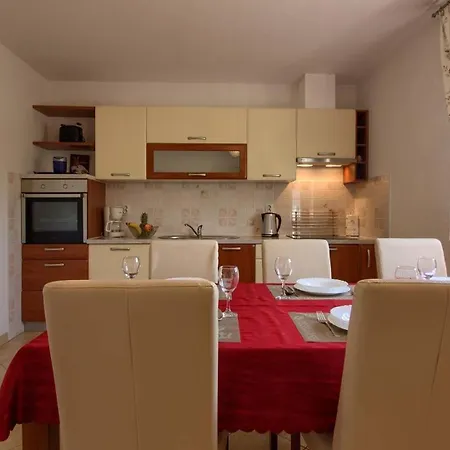 Mit Privatpool Fuer 6 Personen Ca 140 Qm In Liznjan, Istrien Suedkueste Von Istrien *