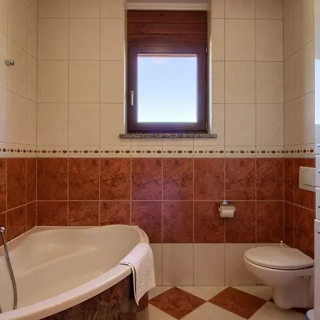 Mit Privatpool Fuer 6 Personen Ca 140 Qm In Liznjan, Istrien Suedkueste Von Istrien Holiday home *