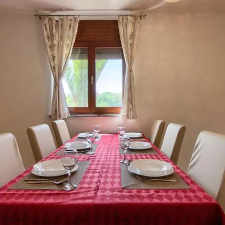 Mit Privatpool Fuer 6 Personen Ca 140 Qm In Liznjan, Istrien Suedkueste Von Istrien Ližnjan