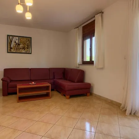 Mit Privatpool Fuer 6 Personen Ca 140 Qm In Liznjan, Istrien Suedkueste Von Istrien Ližnjan